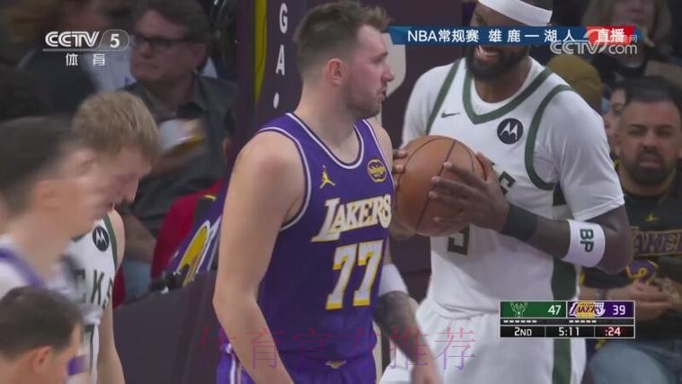 东契奇再进神奇球 随手一撂打成2+1